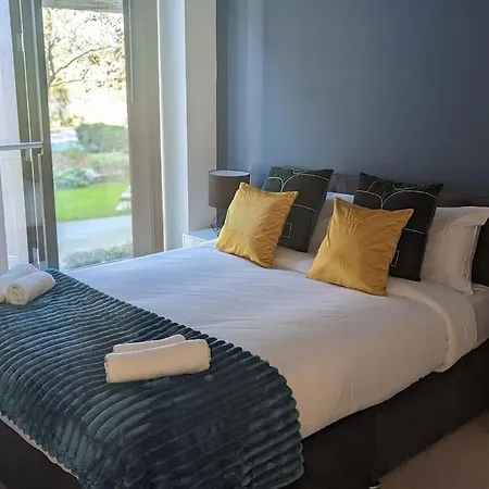 Premium Offers L Last-minute L Remigro Short Lets L 1 Bed Flat L Royal Docks L Airport & Excel L 2 Bed St Albans L Family Friendly L Near Bus Stop L Centre L Book Today With Remigro Apartment