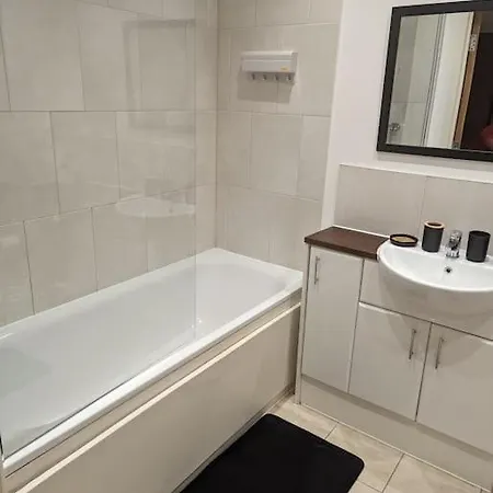 Premium Offers L Last-minute L Remigro Short Lets L 1 Bed Flat L Royal Docks L Airport & Excel L 2 Bed St Albans L Family Friendly L Near Bus Stop L Centre L Book Today With Remigro London