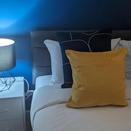 Premium Offers L Last-minute L Remigro Short Lets L 1 Bed Flat L Royal Docks L Airport & Excel L 2 Bed St Albans L Family Friendly L Near Bus Stop L Centre L Book Today With Remigro Apartment
