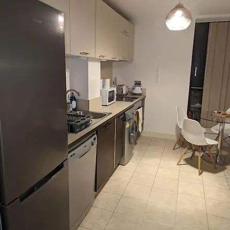 Premium Offers L Last-minute L Remigro Short Lets L 1 Bed Flat L Royal Docks L Airport & Excel L 2 Bed St Albans L Family Friendly L Near Bus Stop L Centre L Book Today With Remigro Apartment *