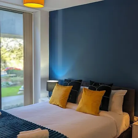 Premium Offers L Last-minute L Remigro Short Lets L 1 Bed Flat L Royal Docks L Airport & Excel L 2 Bed St Albans L Family Friendly L Near Bus Stop L Centre L Book Today With Remigro Apartment