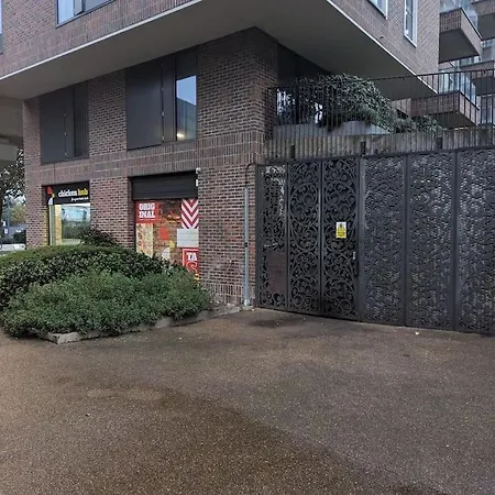 Premium Offers L Last-minute L Remigro Short Lets L 1 Bed Flat L Royal Docks L Airport & Excel L 2 Bed St Albans L Family Friendly L Near Bus Stop L Centre L Book Today With Remigro Apartment