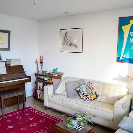 Characterful 1 Bedroom Flat Close To Dlr *