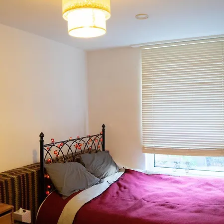 Characterful 1 Bedroom Flat Close To Dlr