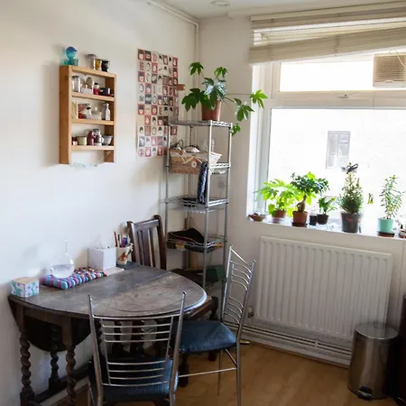 Apartment Characterful 1 Bedroom Flat Close To Dlr *
