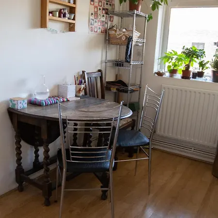 Characterful 1 Bedroom Flat Close To Dlr * London