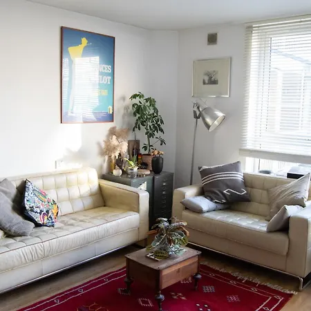 Characterful 1 Bedroom Flat Close To Dlr