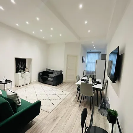 Modern Broadway -2 Mins To Tube & Well-equipped Ealing