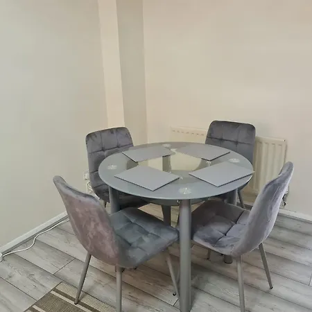 - Sleeps 4 - Parking - Garden - Petfriendly *