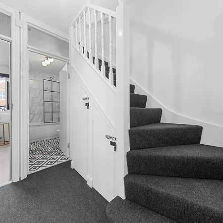 The Holloway Suite- Longterm 15% Off Sleeps4 Apartment London