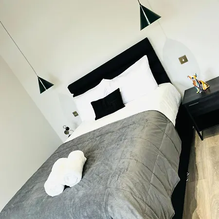 Luxury Flats, Location In Town Apartment *
