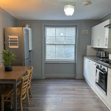Luxury In A 4 Bedroom Flat! 4 Minutes Walk To Kingscross, St Pancras London