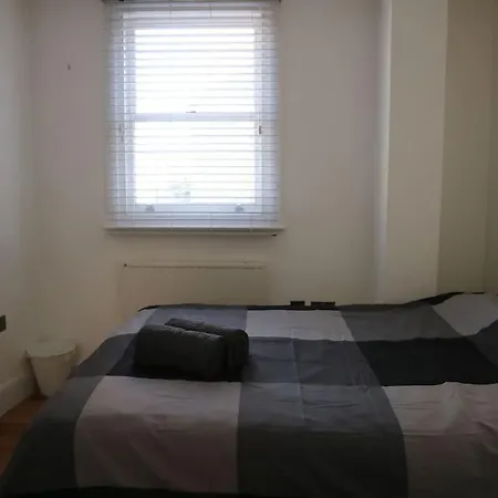 2 Bedroom Modern, Simple Flat In Broadway Market Apartment *