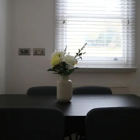 2 Bedroom Modern, Simple Flat In Broadway Market Apartment *