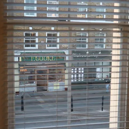 2 Bedroom Modern, Simple Flat In Broadway Market Apartment *