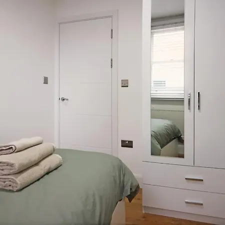 2 Bedroom Modern, Simple Flat In Broadway Market