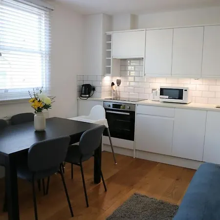 2 Bedroom Modern, Simple Flat In Broadway Market Apartment *