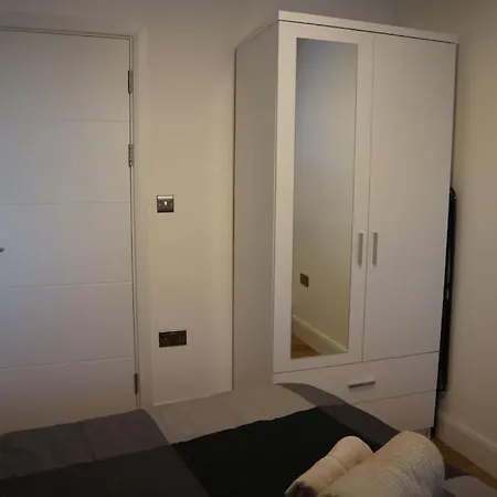 2 Bedroom Modern, Simple Flat In Broadway Market Apartment London