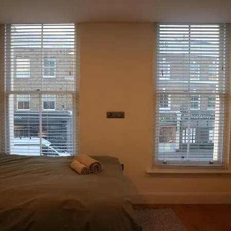 2 Bedroom Modern, Simple Flat In Broadway Market *