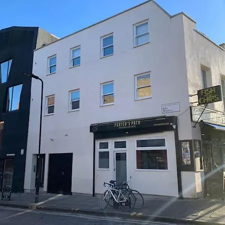 2 Bedroom Modern, Simple Flat In Broadway Market Apartment *