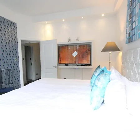 Apartment Contemporary 3 Double Bedroom 2 Bathroom Haven In The Heart Of Chelsea Exquisite With A Designer's Touch *