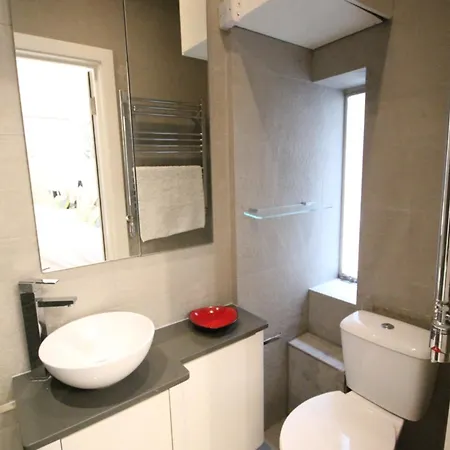 Contemporary 3 Double Bedroom 2 Bathroom Haven In The Heart Of Chelsea Exquisite With A Designer's Touch London