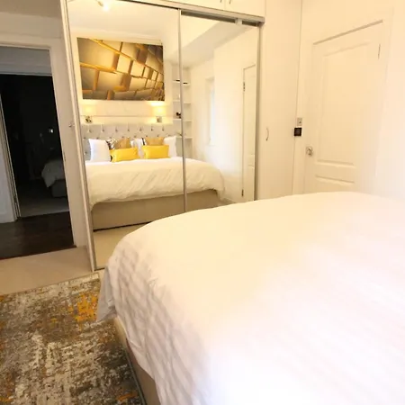 Contemporary 3 Double Bedroom 2 Bathroom Haven In The Heart Of Chelsea Exquisite With A Designer's Touch London