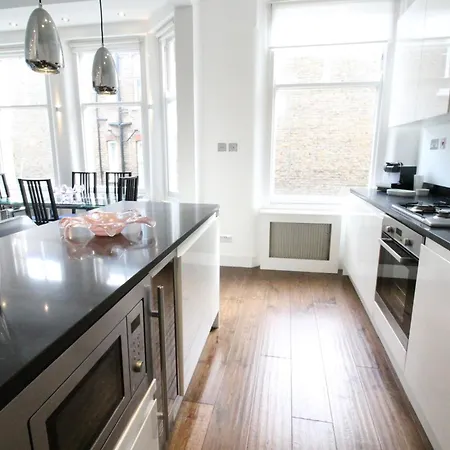 Contemporary 3 Double Bedroom 2 Bathroom Haven In The Heart Of Chelsea Exquisite With A Designer's Touch Apartment