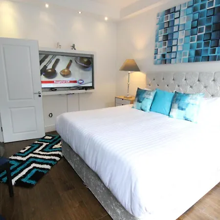 Contemporary 3 Double Bedroom 2 Bathroom Haven In The Heart Of Chelsea Exquisite With A Designer's Touch