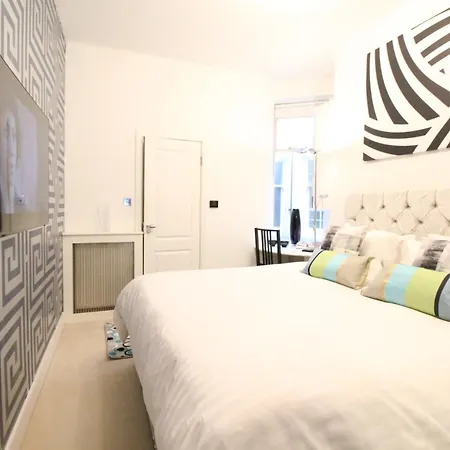 Apartment Contemporary 3 Double Bedroom 2 Bathroom Haven In The Heart Of Chelsea Exquisite With A Designer's Touch