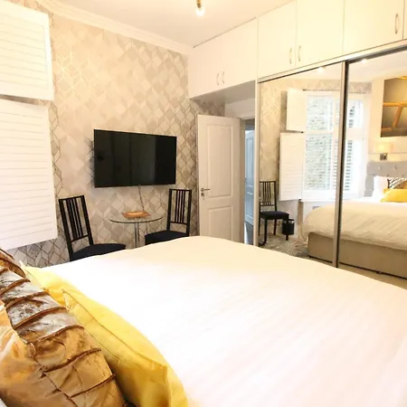 Contemporary 3 Double Bedroom 2 Bathroom Haven In The Heart Of Chelsea Exquisite With A Designer's Touch Apartment London