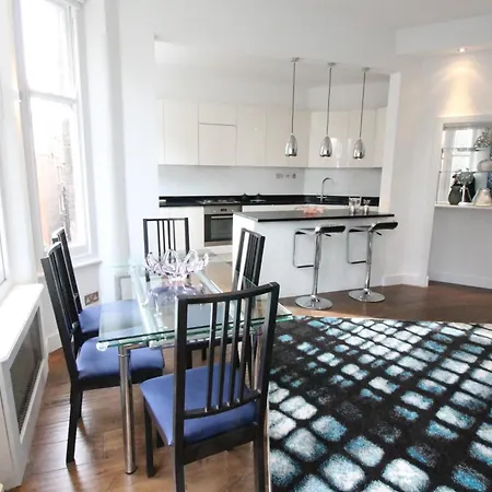 Contemporary 3 Double Bedroom 2 Bathroom Haven In The Heart Of Chelsea Exquisite With A Designer's Touch Apartment London