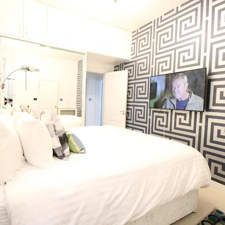 Contemporary 3 Double Bedroom 2 Bathroom Haven In The Heart Of Chelsea Exquisite With A Designer's Touch * London