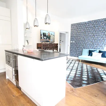 Contemporary 3 Double Bedroom 2 Bathroom Haven In The Heart Of Chelsea Exquisite With A Designer's Touch *