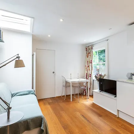 Parsons Modern One Bedroom Flat *