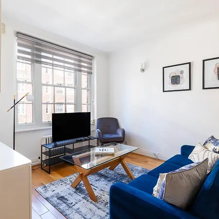 Modern 2 Bedroom Flat Near Queensway