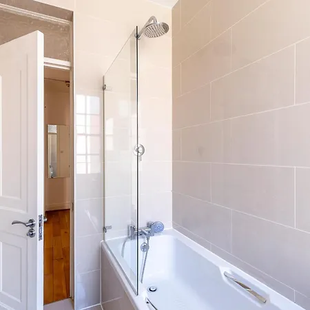 Modern 2 Bedroom Flat Near Queensway London