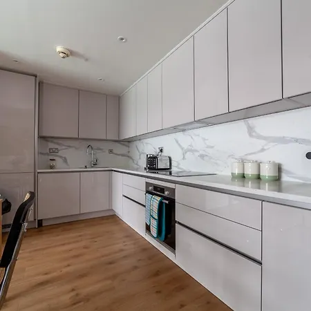 A Stylish Newly Refurbished Flat With Access * London