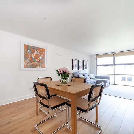 A Stylish Newly Refurbished Flat With Access