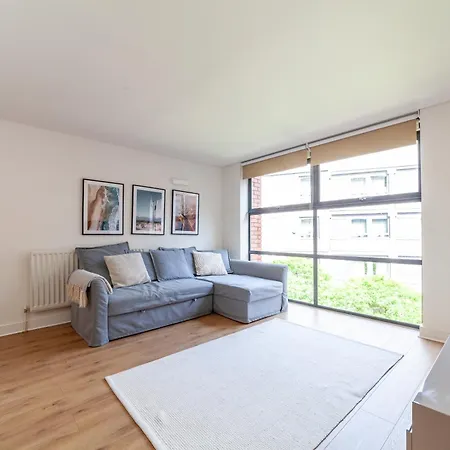 A Stylish Newly Refurbished Flat With Access