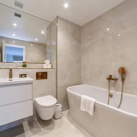 Apartment A Stylish Newly Refurbished Flat With Access *