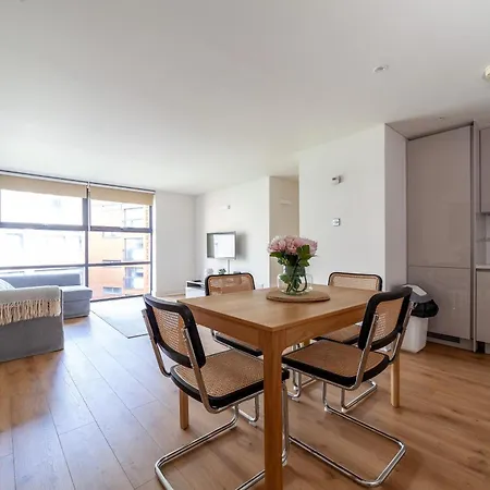 A Stylish Newly Refurbished Flat With Access Apartment London