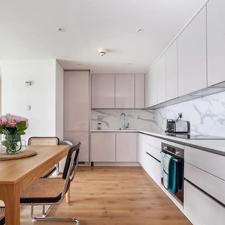 A Stylish Newly Refurbished Flat With Access