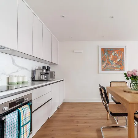 A Stylish Newly Refurbished Flat With Access London