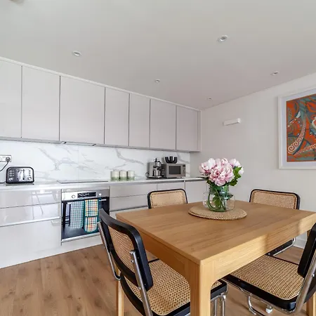 A Stylish Newly Refurbished Flat With Access Apartment *