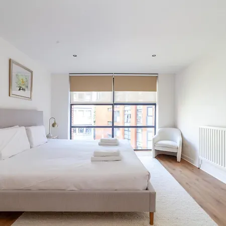 A Stylish Newly Refurbished Flat With Access *