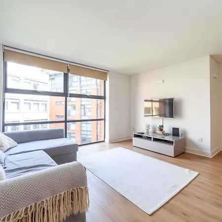 Apartment A Stylish Newly Refurbished Flat With Access *