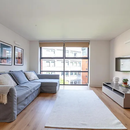 A Stylish Newly Refurbished Flat With Access Apartment London