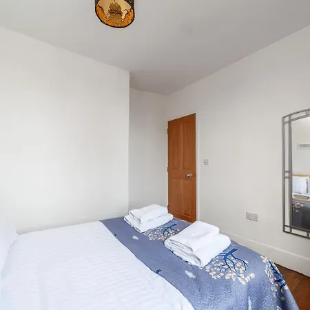 Charming In The Heart Of Kennington Apartment
