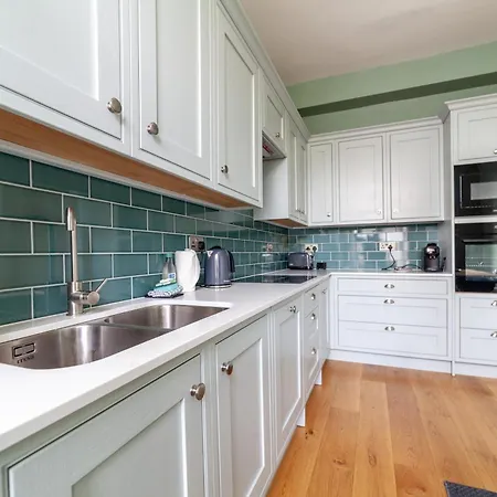 Charming In The Heart Of Kennington Apartment *